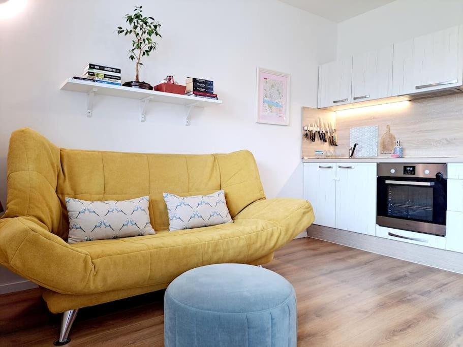 Yellow Sofa Bratislava Extérieur photo